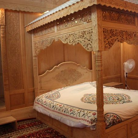 Khilona Luxury Heritage Houseboats Srinagar  Bagian luar foto