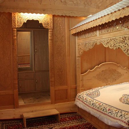Khilona Luxury Heritage Houseboats Srinagar  Bagian luar foto