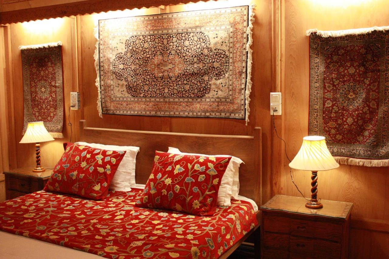Khilona Luxury Heritage Houseboats Srinagar  Bagian luar foto