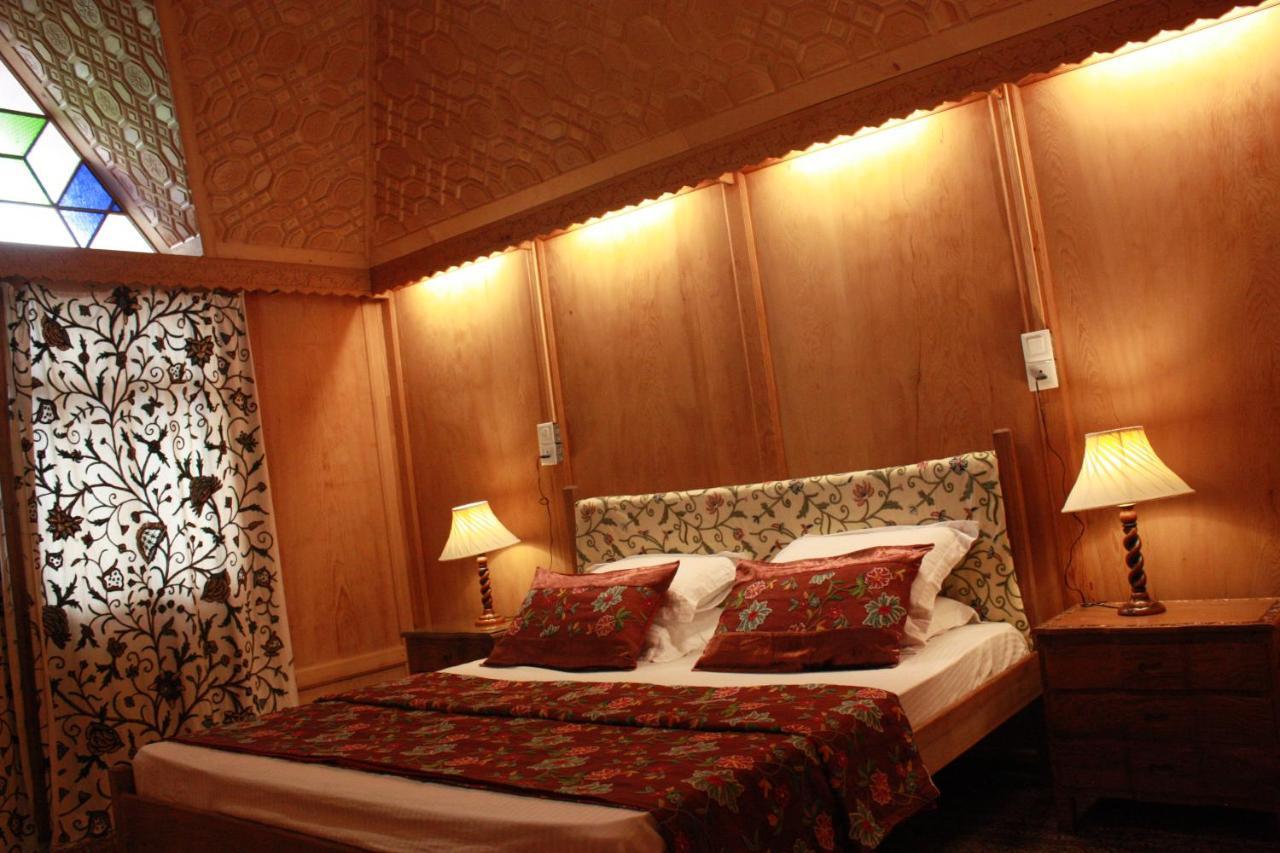Khilona Luxury Heritage Houseboats Srinagar  Bagian luar foto