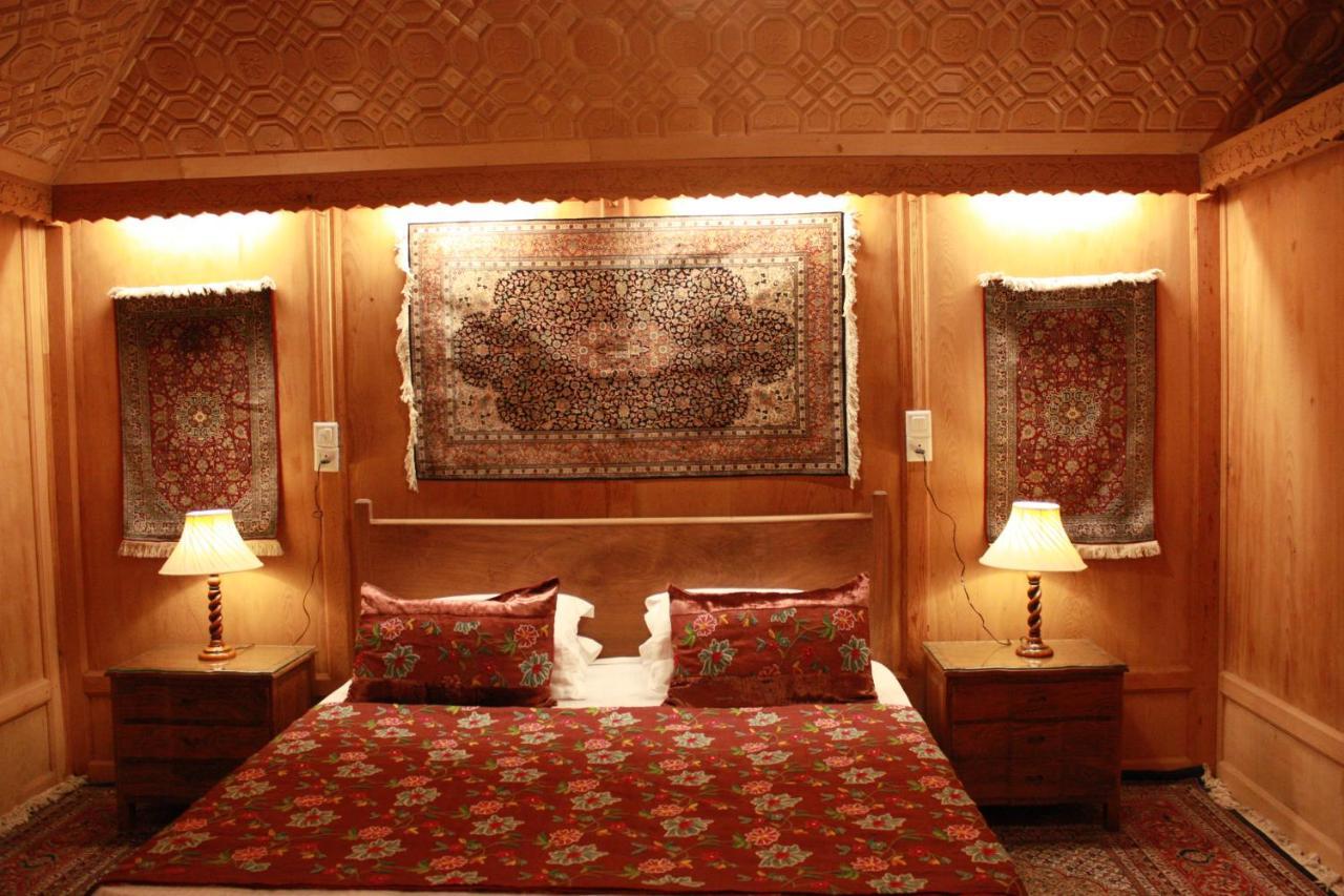 Khilona Luxury Heritage Houseboats Srinagar  Bagian luar foto