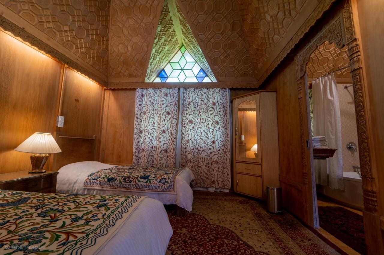 Khilona Luxury Heritage Houseboats Srinagar  Bagian luar foto