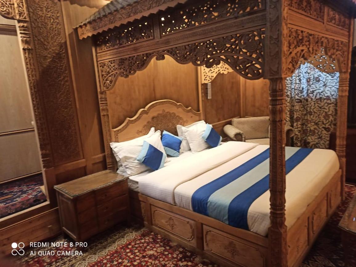 Khilona Luxury Heritage Houseboats Srinagar  Bagian luar foto
