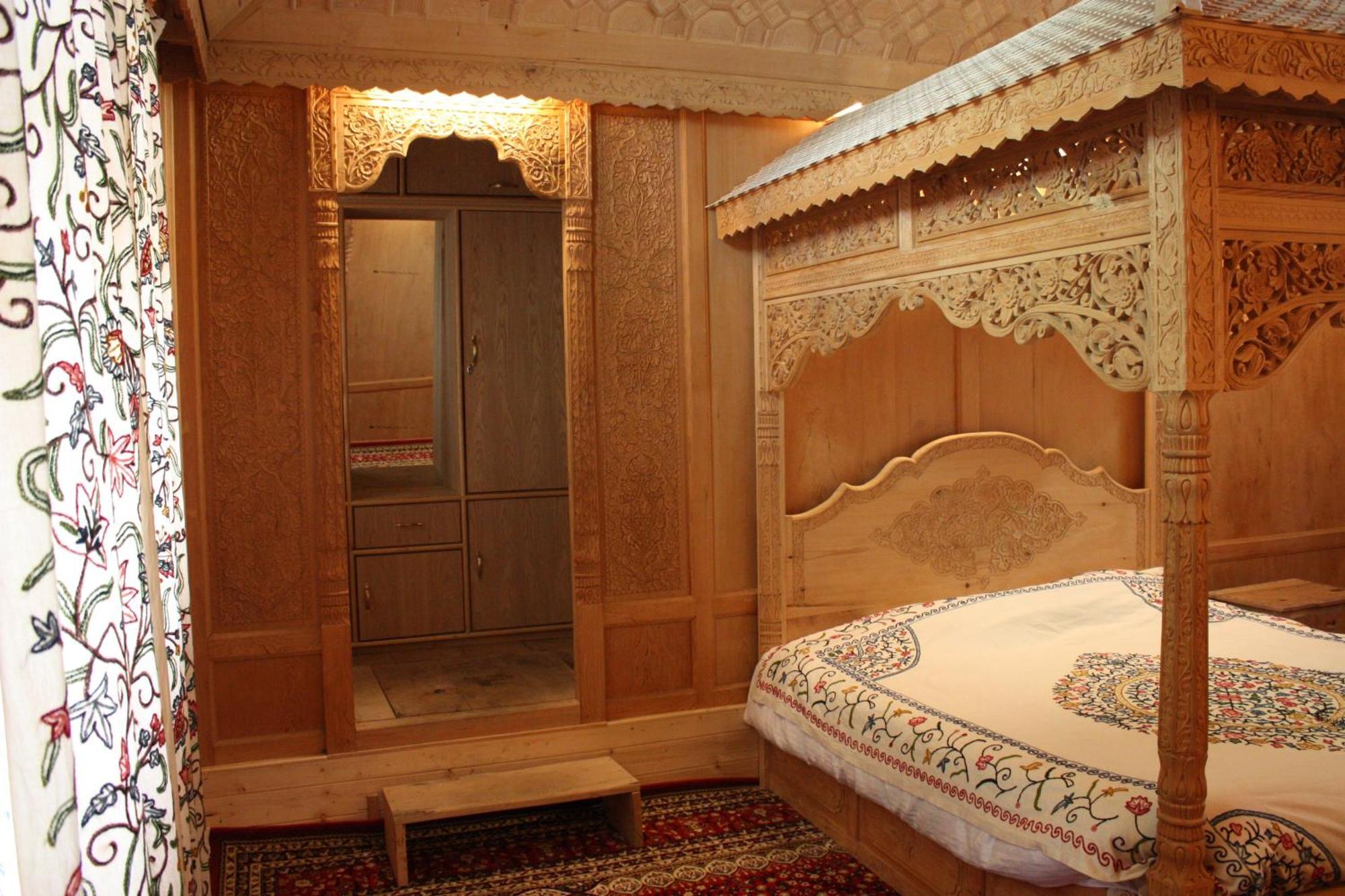 Khilona Luxury Heritage Houseboats Srinagar  Bagian luar foto
