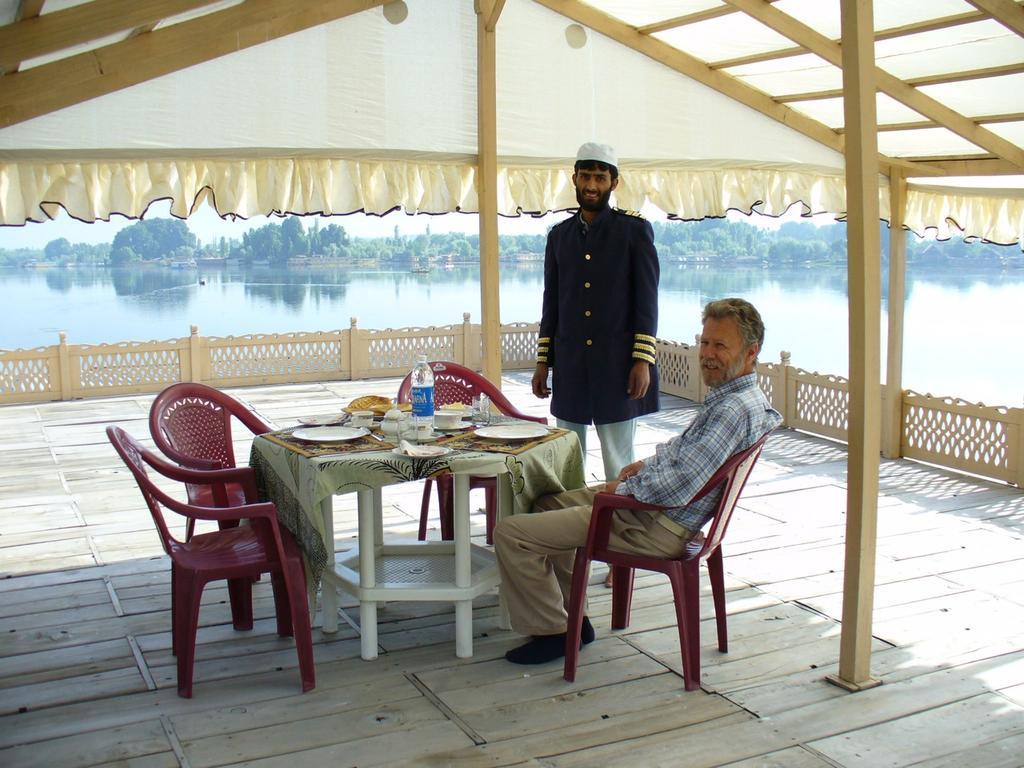 Khilona Luxury Heritage Houseboats Srinagar  Bagian luar foto
